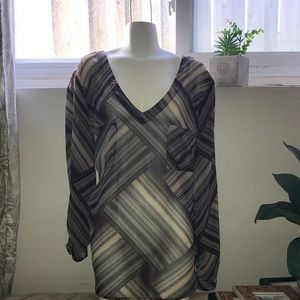 $Funky printed blouse v-neck and sleeves can be worn up or down